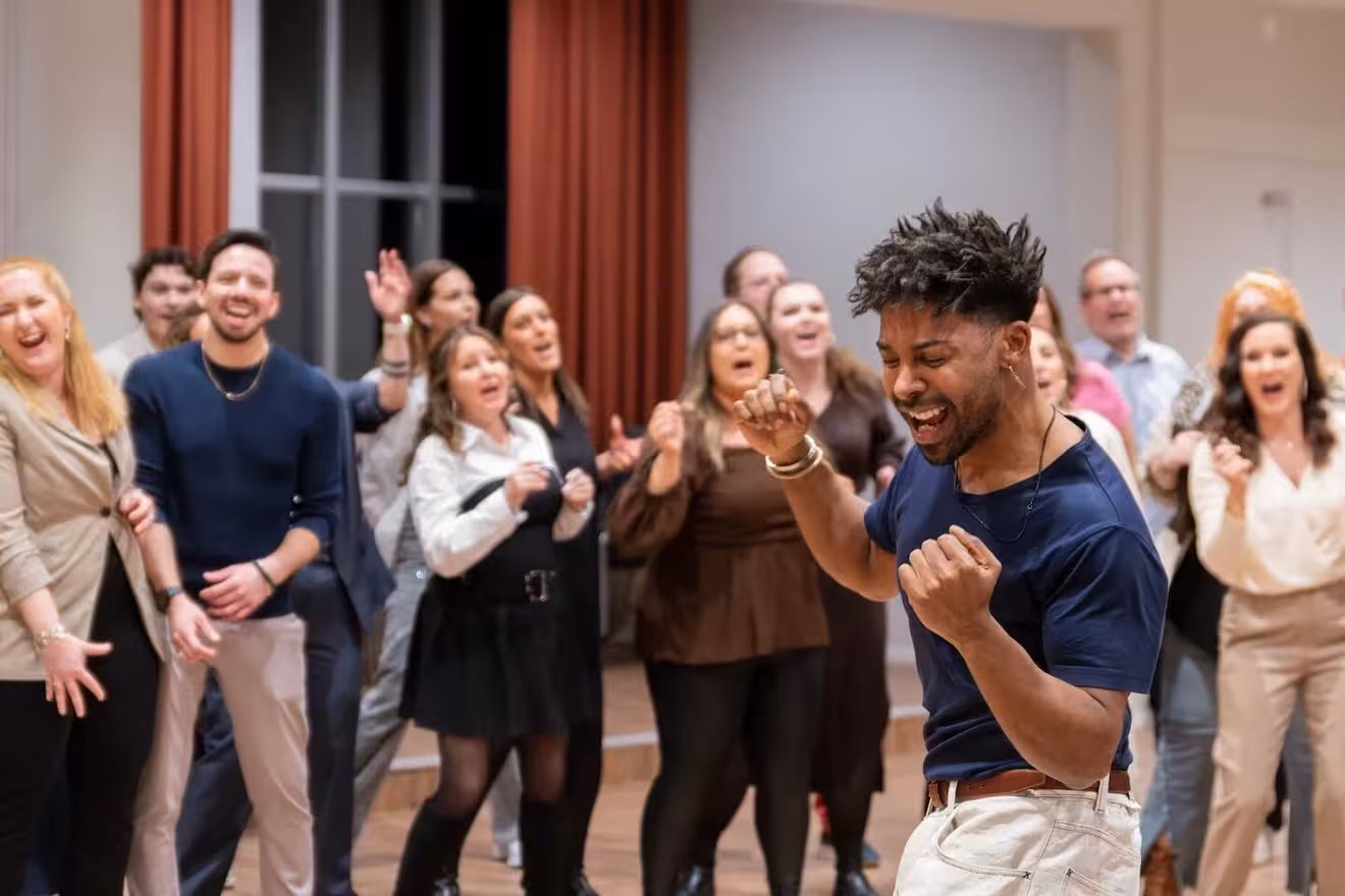 Jag sjunger bakom John Lundvik i reklamfilm för bidrag till melidofestivalen 2025.